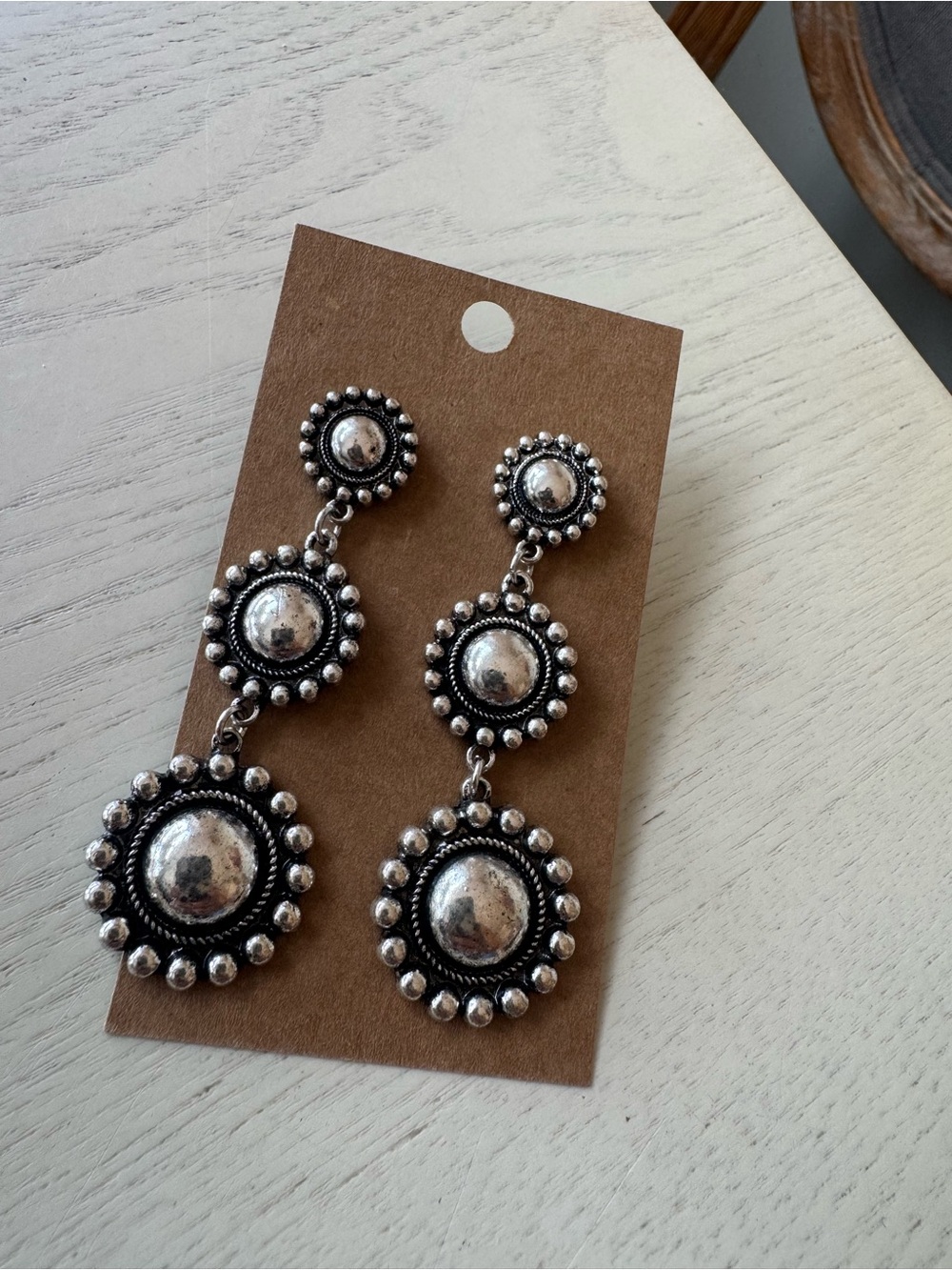 BRAND NEW FASHION EARRINGS
western-style, three-tiered silver dangle earrings f